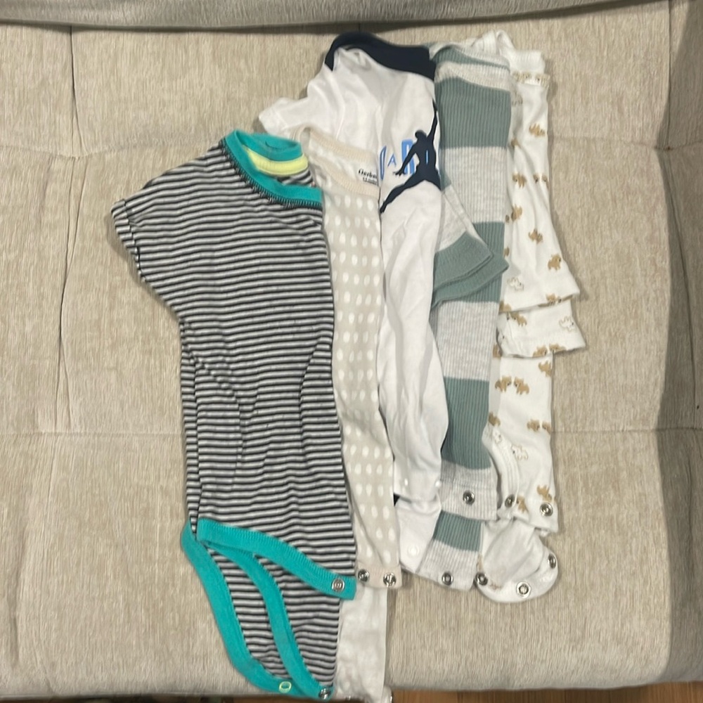 5 onesies 2 long sleeve 3 short sleeve